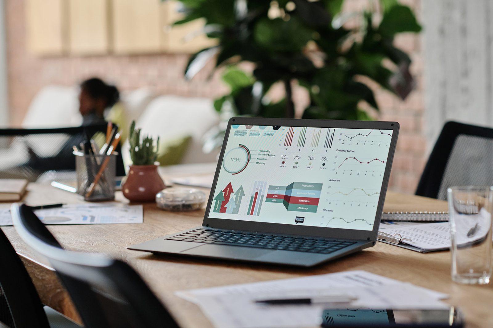 Tablero de indicadores en una notebook, sobre una mesa de trabajo